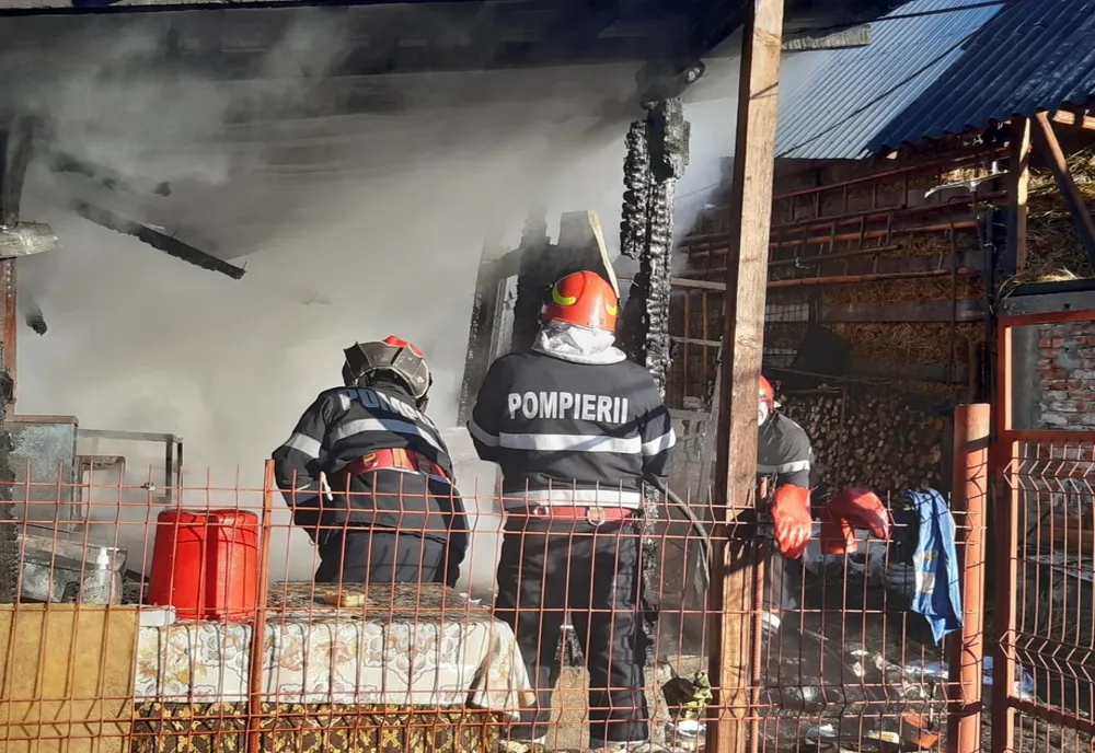 Incendiu puternic la Bărbulețu. Un bărbat transportat la spital cu arsuri la nivelul feței