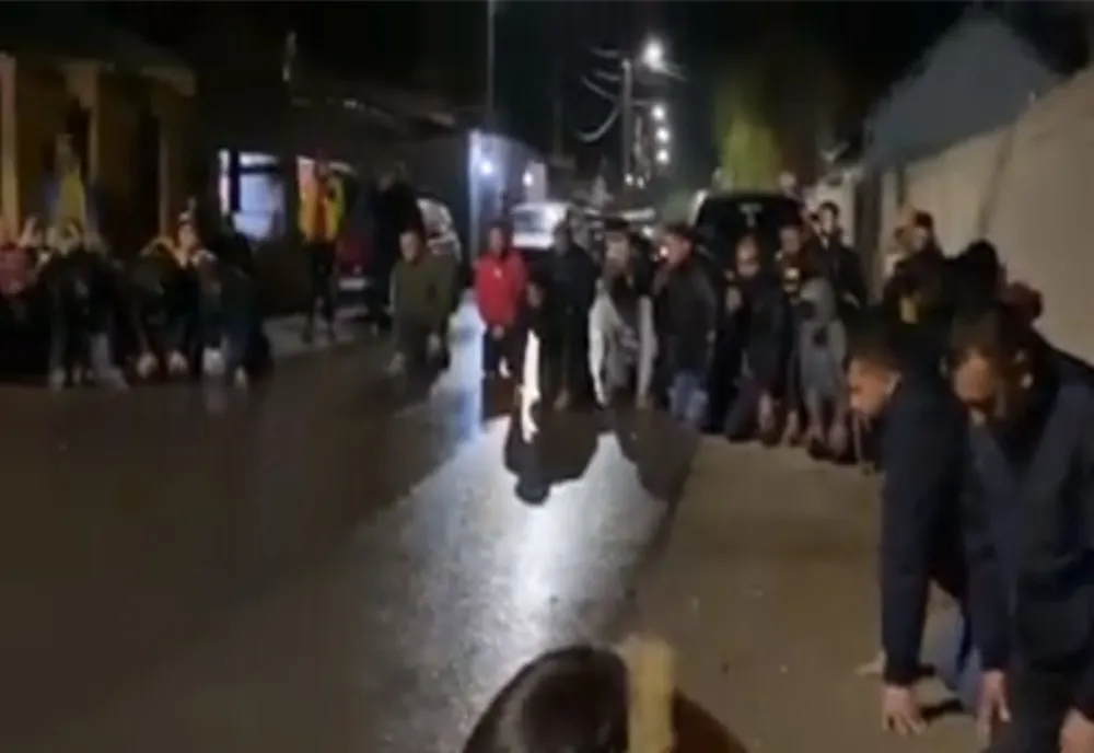 (video) Zeci de localnici din Fântânele județul Dâmbovița amendați, după ce au participat la o rugăciune în grup, în mijlocul străzii
