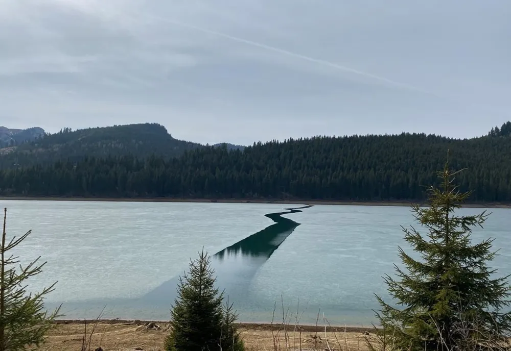 Imagini spectaculoase din Bucegi, acolo unde iarna încă este prezentă. Lacul Bolboci (1600 m altitudine) este înghețat