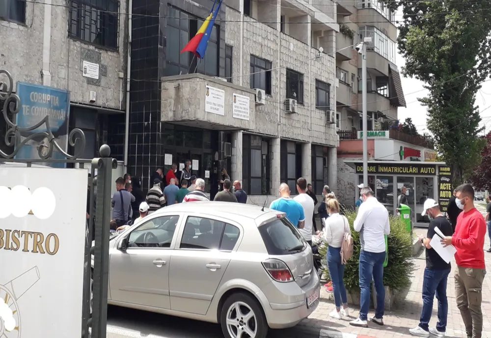 Cozi din prima zi de "relaxare", la birourile Direcțiilor de Regim Permise și Înmatriculare a Vehiculelor