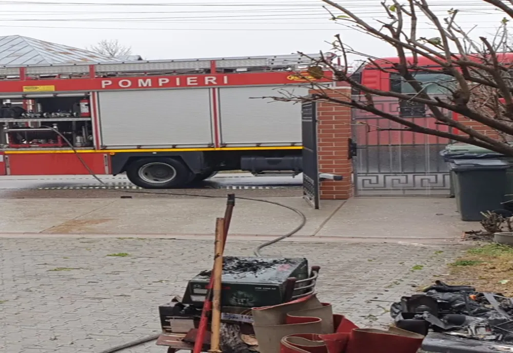 Incendiu la o casă din Găești, din cauza unui scurtcircuit
