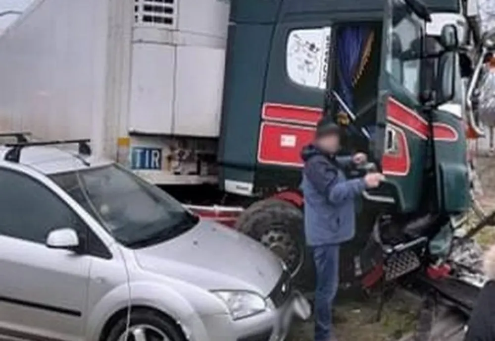 Un bătrân și-a pierdut viața după ce un TIR a scăpat de sub control și a lovit trei autoturisme