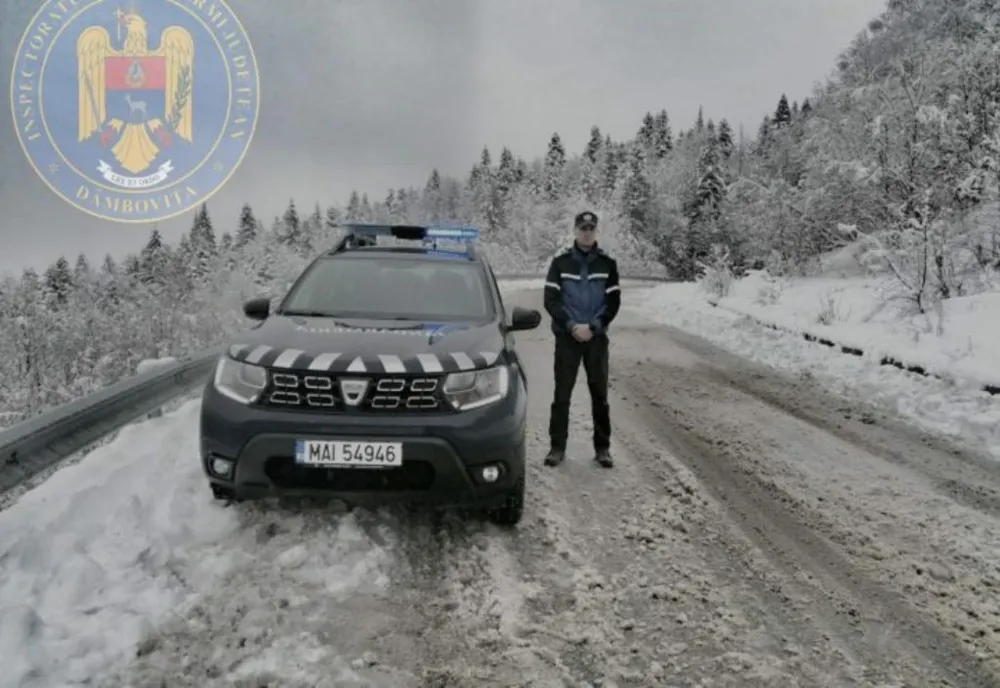Turiști ajutați de jandarmii montani din Dâmbovița