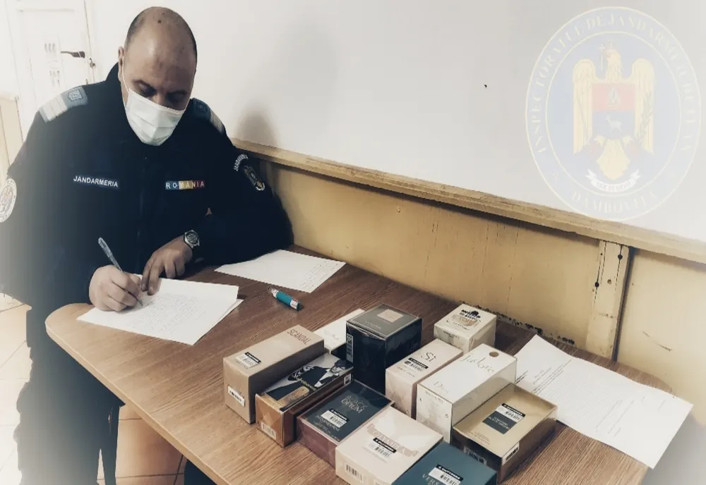 Jandarmii din Dâmbovița au depistat o persoană care aborda cetățenii pentru a le oferi spre vânzare produse contrafăcute