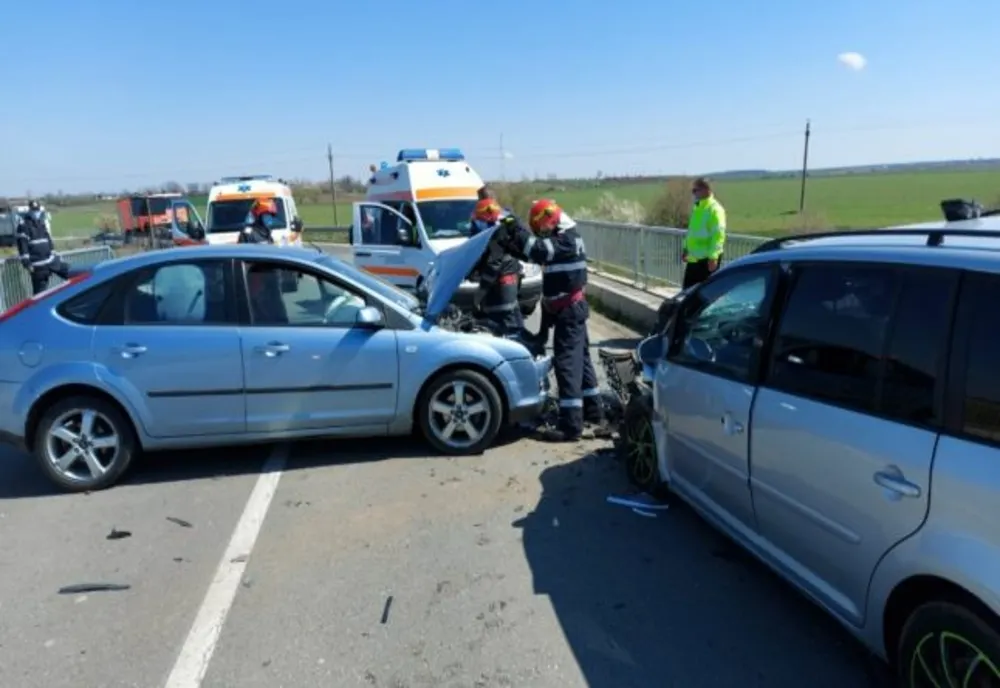 Accident cu şase victime, la Corbii Mari. Trei echipaje de descarcerare au sosit la faţa locului