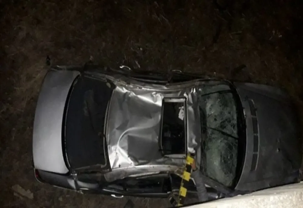Dâmbovița. Un șofer a fost rănit după ce s-a prăbușit cu mașina de pe un pod 