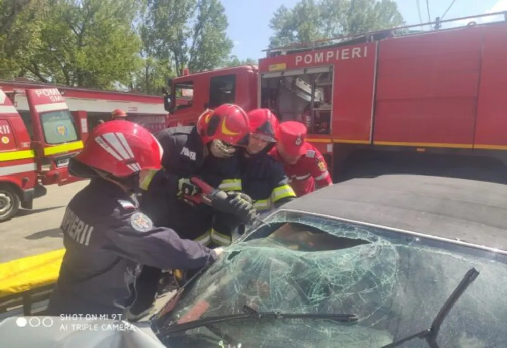 Accident rutier în Târgoviște. O persoană a fost găsită încarcerată 