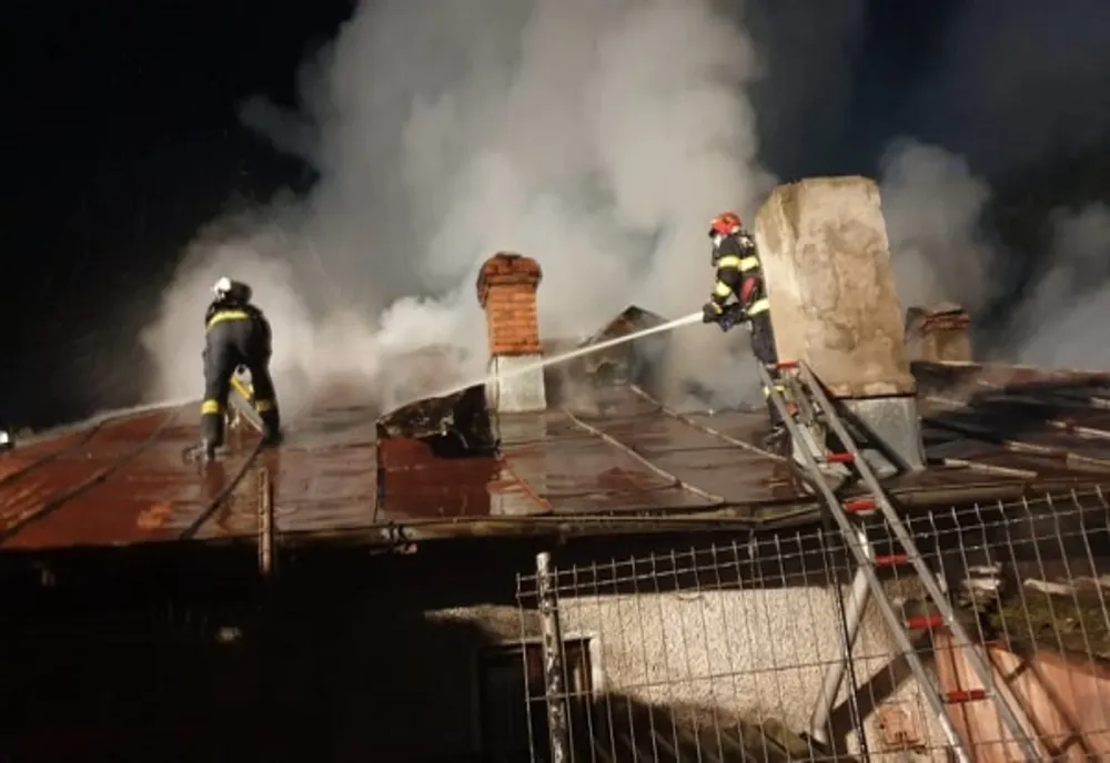 O casă, un garaj și o mașină, distruse de flăcări, în Dâmbovița