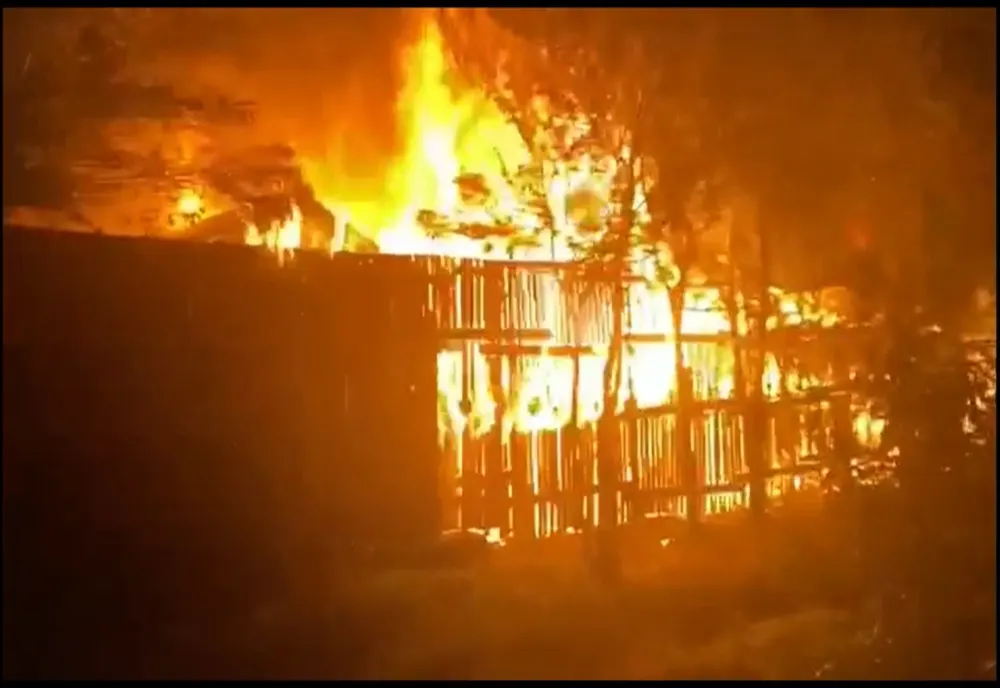 Casă mistuită de flăcări pe Valea Dâmboviței. Un bărbat de 80 de ani a suferit arsuri grave