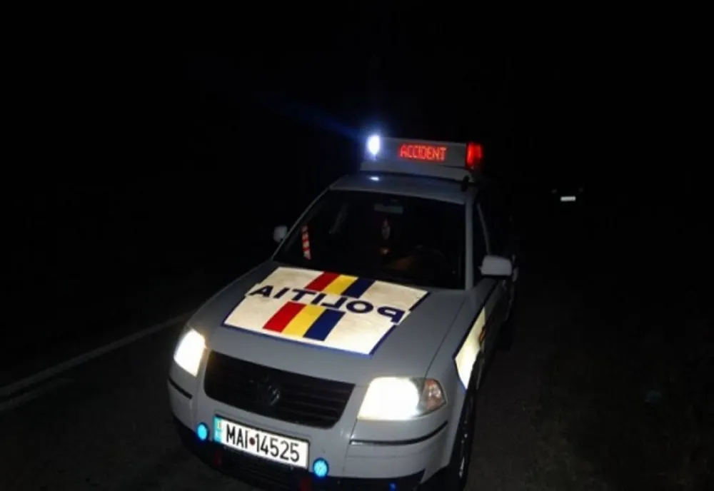Dâmbovița: Un tânăr a intrat cu mașina în gardul unui imobil, după ce nu a oprit la semnalele polițiștilor