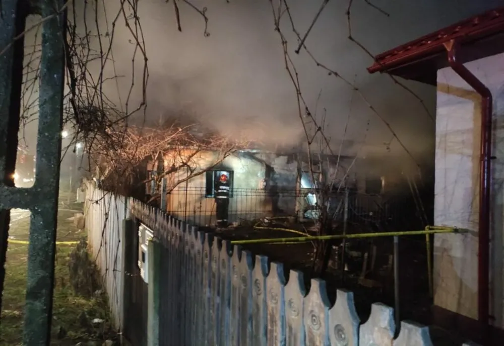 Pompierii dâmbovițeni au intervenit noaptea trecută pentru stingerea a două incendii. O persoană a făcut atac de panică
