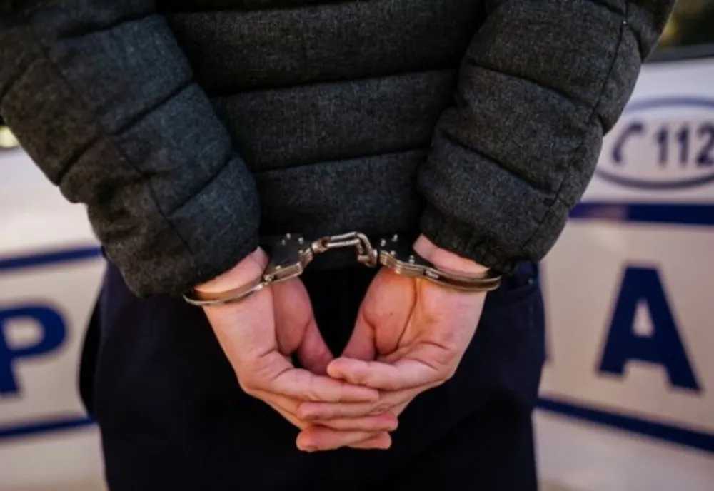 Tânăr bănuit de comiterea unei tentative de furt şi a patru infracţiuni de furt, reţinut de poliţişti