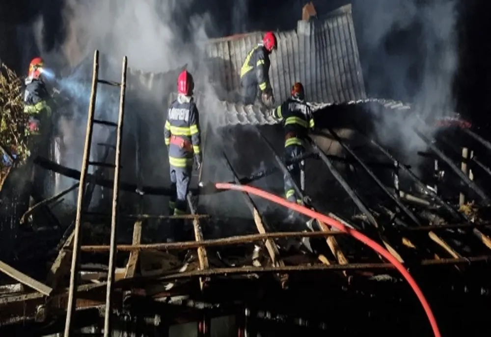 Incendiu violent la o casă de pe Valea Dâmboviței. Flăcările s-au extins și la o anexă gospodărească