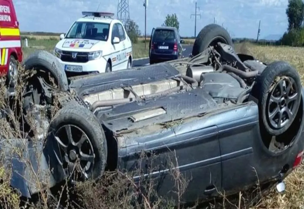 Dâmboviţa. Un tânăr s-a răsturnat cu mașina în afara părții carosabile