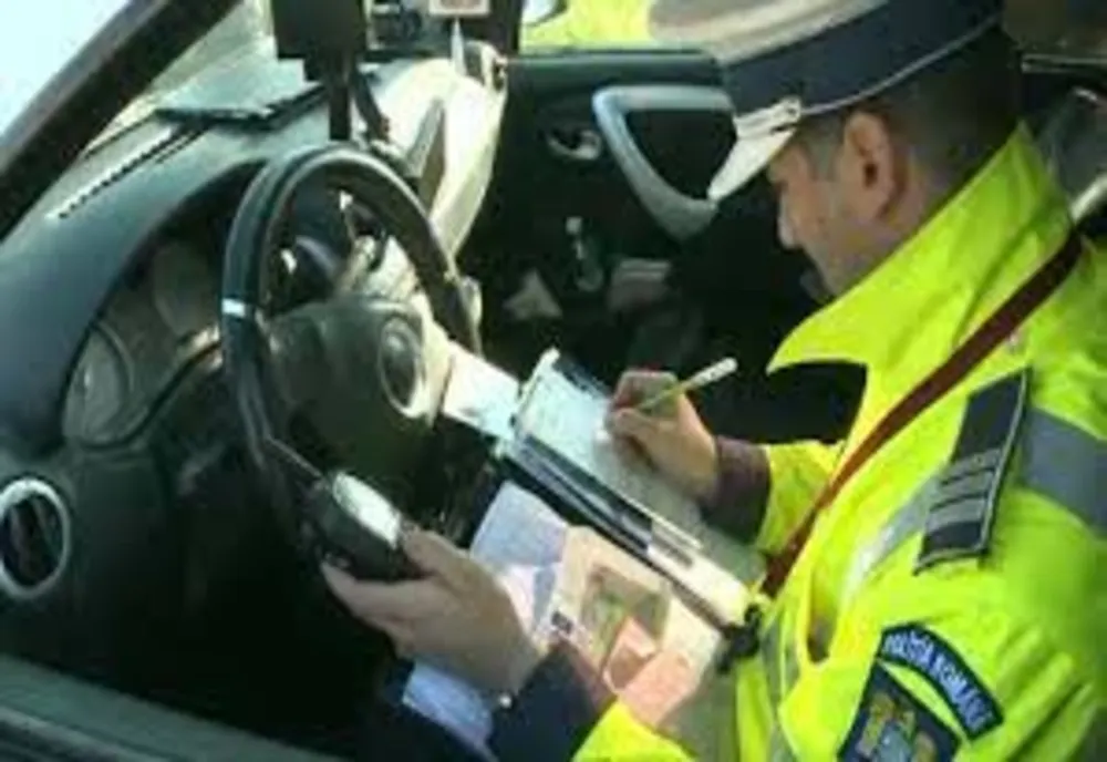 Dâmbovița. Tânăr cercetat de polițiști după ce a făcut accident. Nu deținea permis de conducere și plăcuțele de înmatriculare ale autoturismului erau retrase