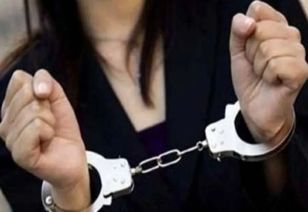 Dâmbovița. Femeie reținută după ce a intrat peste o bătrână în casă, pe care a amenințat-o și i-a furat o sumă de bani