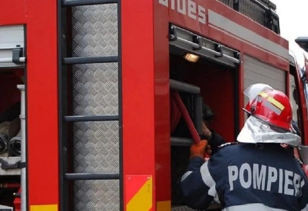 Dâmboviţa. Incendiu la un apartament din Pucioasa. Mai mulți locatari au fost evacuați, iar proprietarul a făcut atac de panică