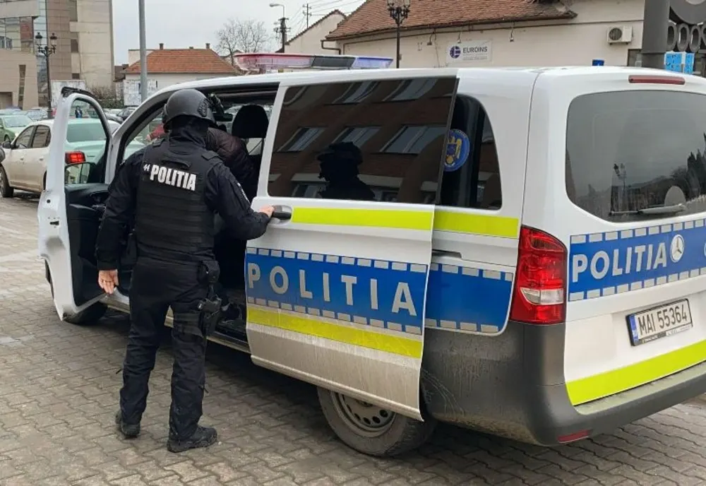 Percheziții domiciliare ale poliţiştilor dâmboviţeni în judeţul Argeş, la persoane bănuite de furt. Trei persoane duse la audieri