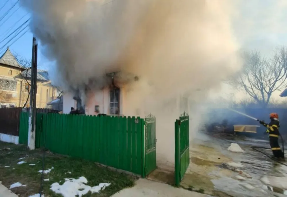 Dâmbovița. Casa distrusă de flăcări, la Şelaru. O persoană a suferit arsuri la nivelul picioarelor