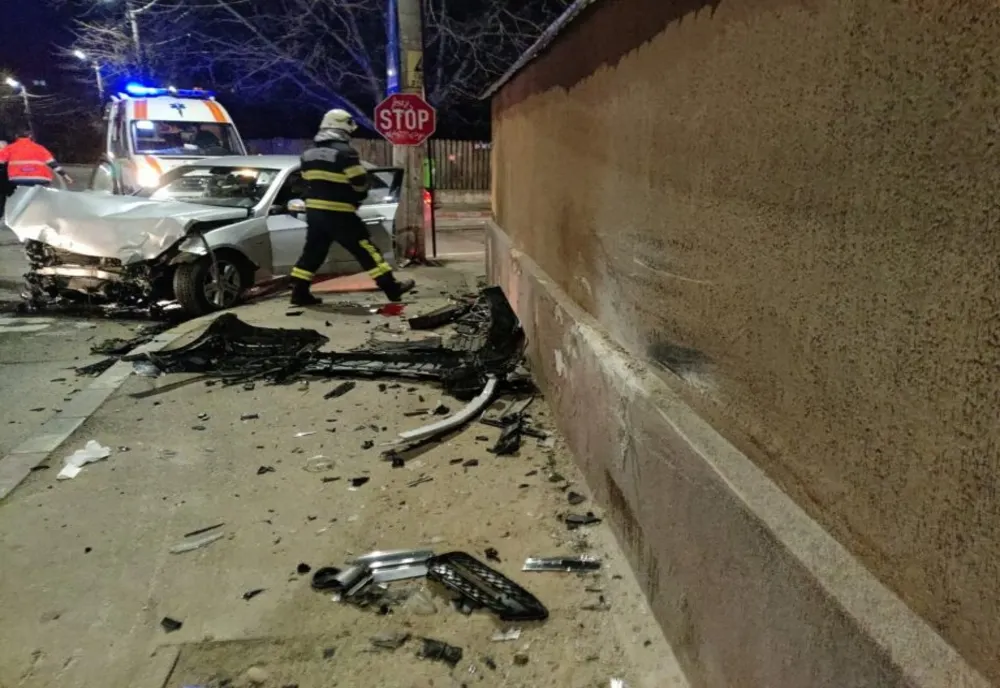 Persoană rănită într-un accident produs în Târgoviște. Maşina în care se afla a intrat într-un gard