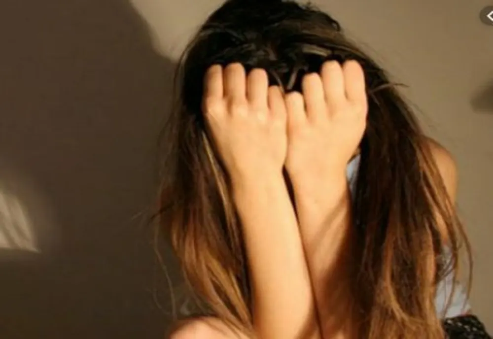 MAI MULTE FEMEI, DETERMINATE DE UN TÂNĂR DE 25 DE ANI SĂ SE PROSTITUEZE ÎN FRANȚA ȘI OLANDA