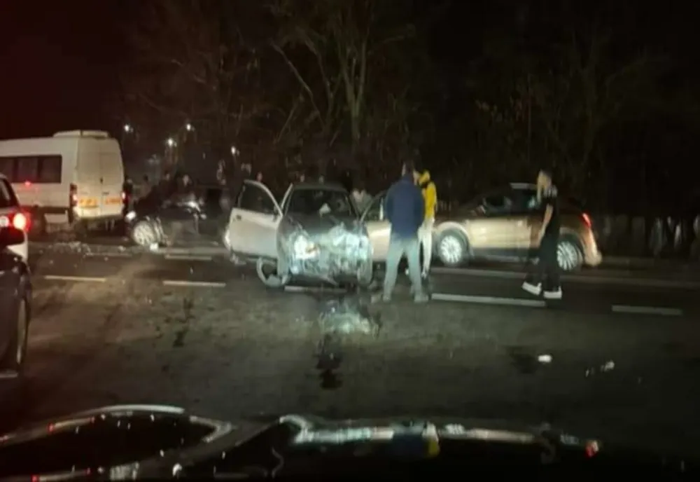 Microbuz plin cu pasageri, implicat într-un grav accident, în Crevedia