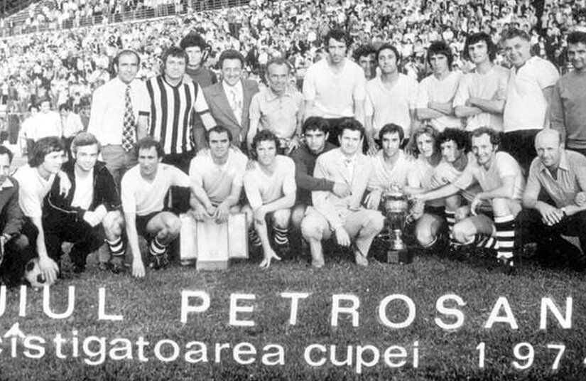 1010997-jiul-petrosani-castiga-cupa-romaniei-in-1974
