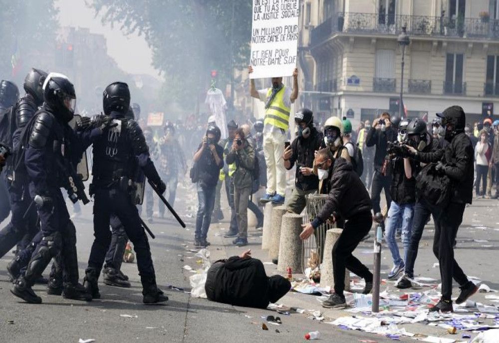  Violenţe la Paris. Manifestanţii au răsturnat maşini şi au dat foc pubelelor, jandarmii au răspuns cu gaze lacrimogene 