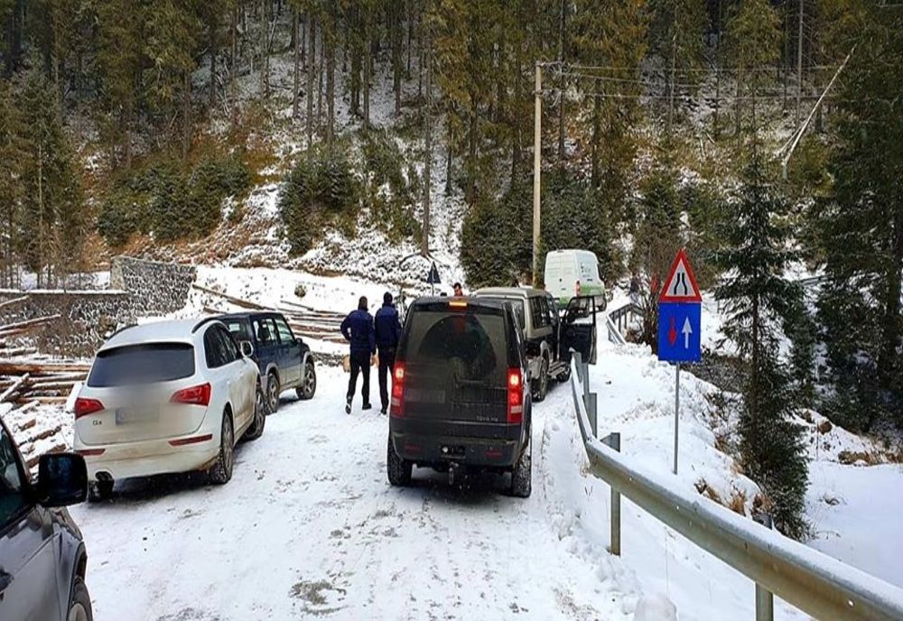 Foto| S-au dus la munte ca la...mare. Au sunat la 112 pentru că era gheață pe drum