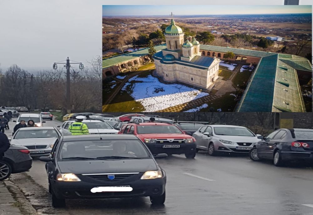 Aglomerație de nedescris, pe singurul drum de acces către locul paradei de Ziua Națională, din Dâmbovița