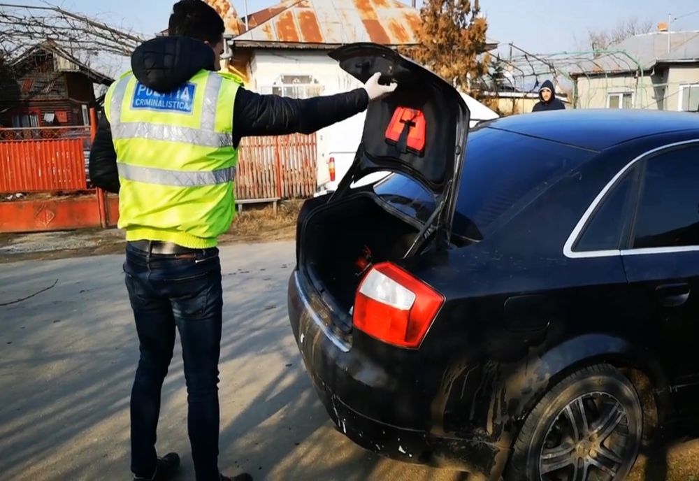 Distracție adolescentină. Au "furat" mașina unui prieten și s-au oprit în...alte două mașini