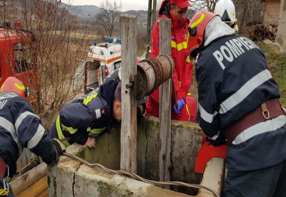 O femeie de 44 de ani a căzut într-o fântână, la Vârfuri, în Dâmbovița