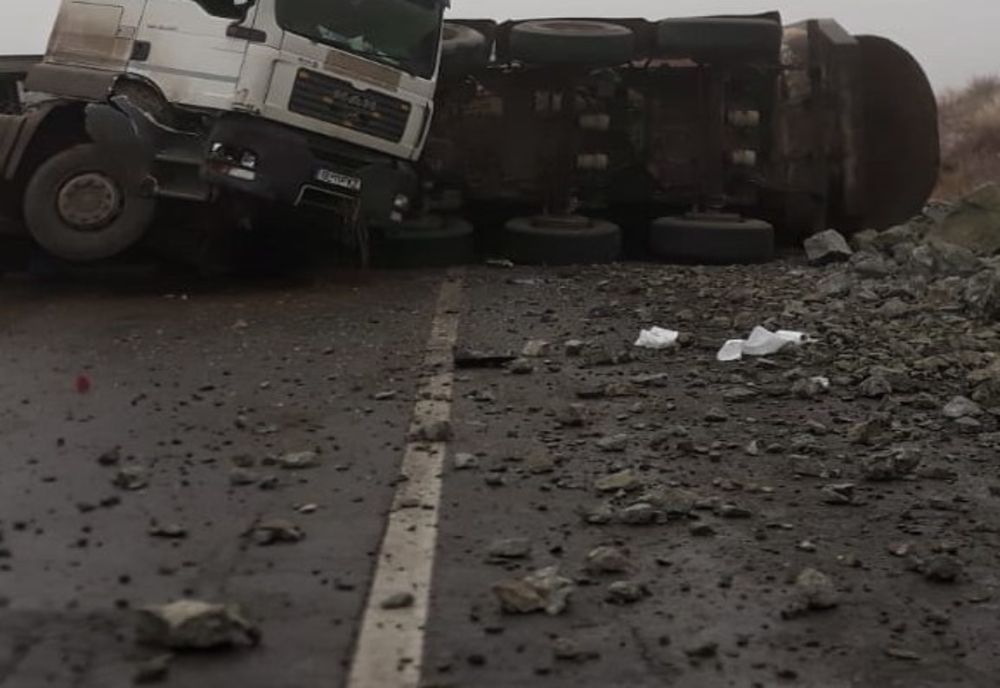 Camion încărcat cu piatră răsturnat pe DN 7,în Dâmbovița