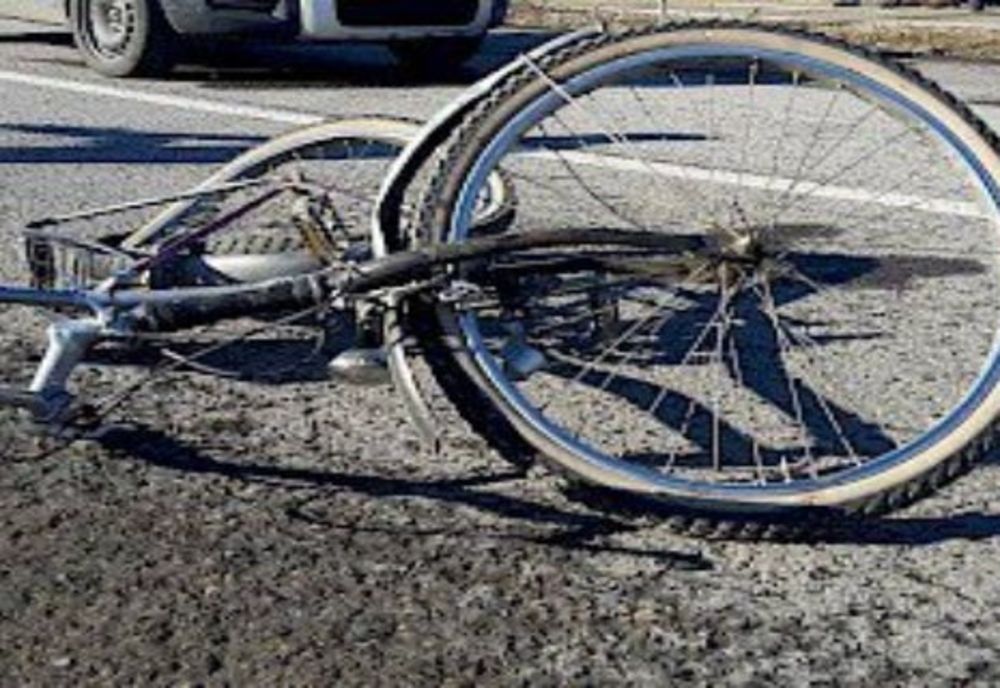 Accident mai puțin obișnuit. O femeie aflată pe bicicletă, spulberată, de pe șosea, de o căruță