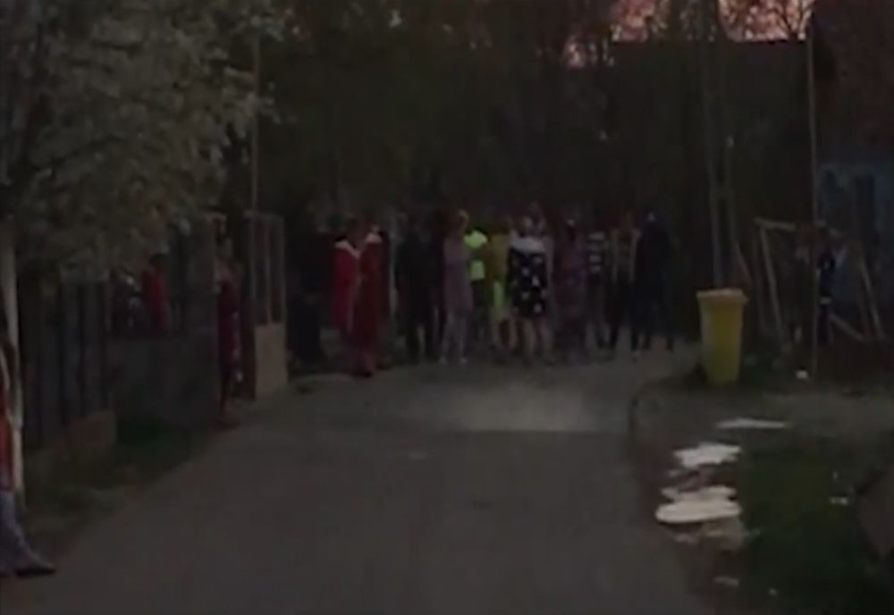 Amenzi record la Racoviță, după ce mai multe persoane au ieșit în grup, pe stradă