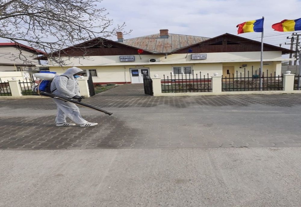 Un om de afaceri din Lungulețu, judetul Dâmbovița, dezinfectează toată comuna cu materiale achiziționate din fonduri proprii
