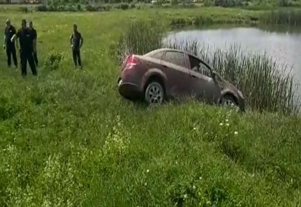 (video) A avut noroc cu jandarmii. Plecase la pescuit dar era să ajungă cu tot cu mașină în lac