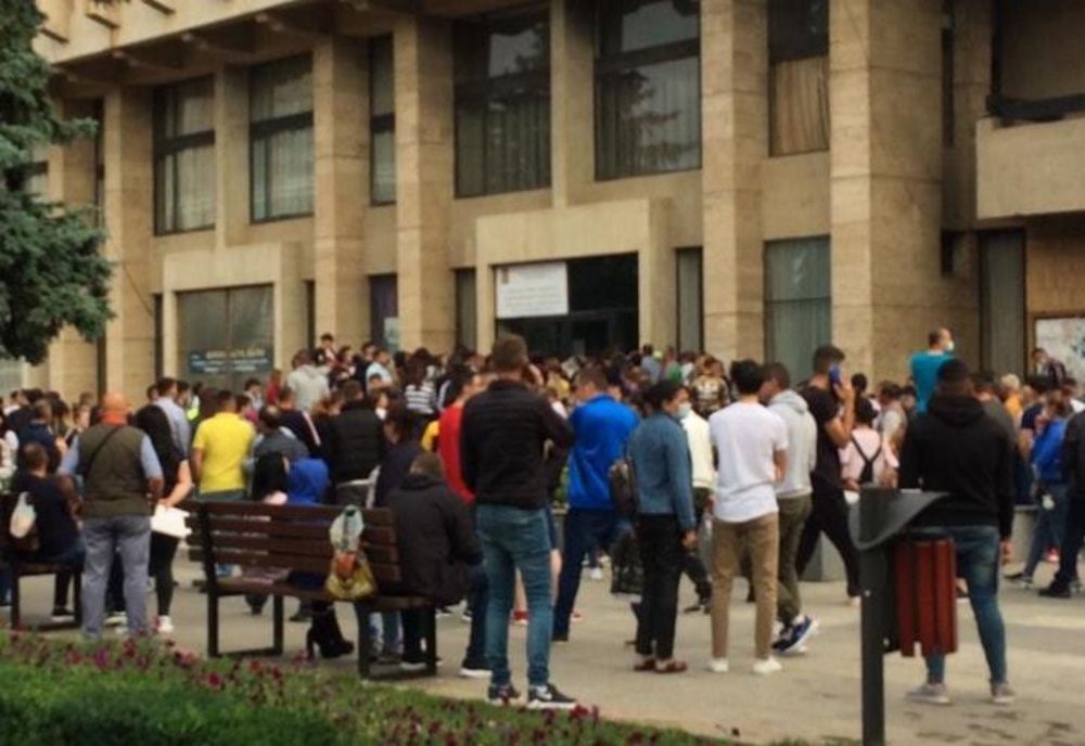 Sute de oameni s-au îmbulzit pentru examenul de obținere a permisului auto, la Târgoviste