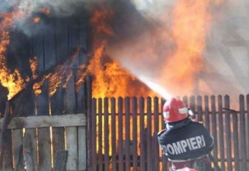 Incendiu violent la o locuință din Dragodana