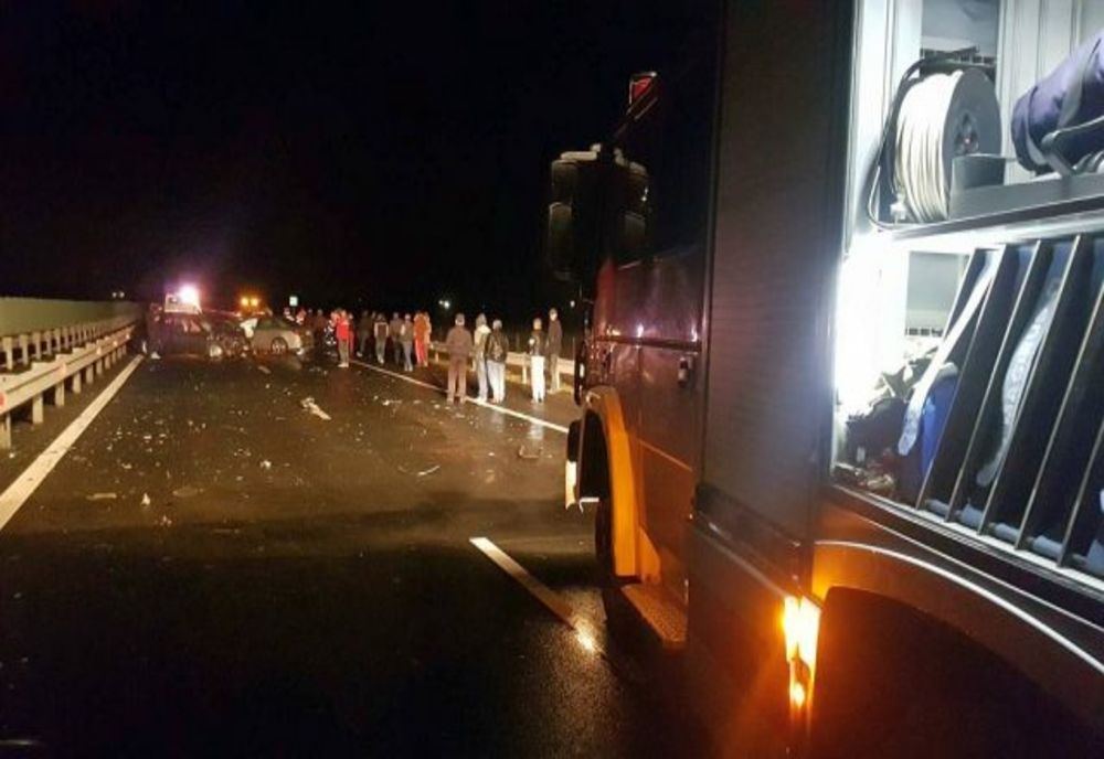 Accident grav pe Autostrada A1 București-Pitești, la Petrești. Două persoane au fost grav rănite. Sunt implicate trei autoturisme