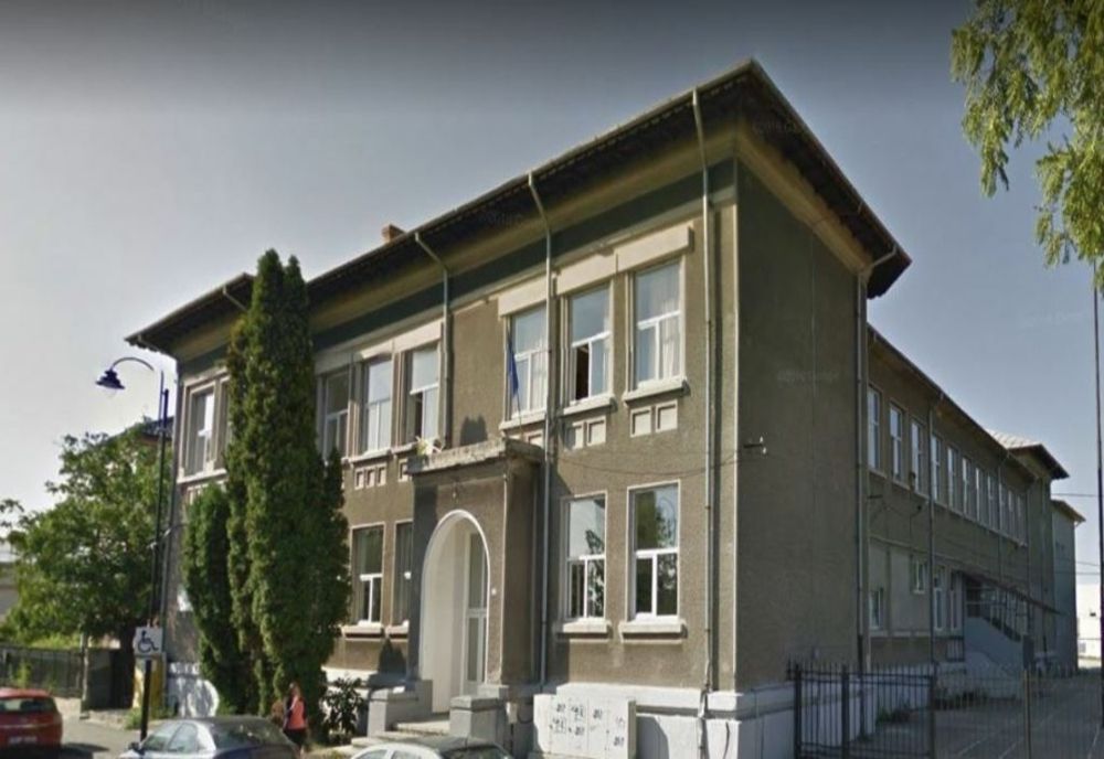 Încă două clase de la o școală din Târgoviște trec la scenariul roșu de învățare