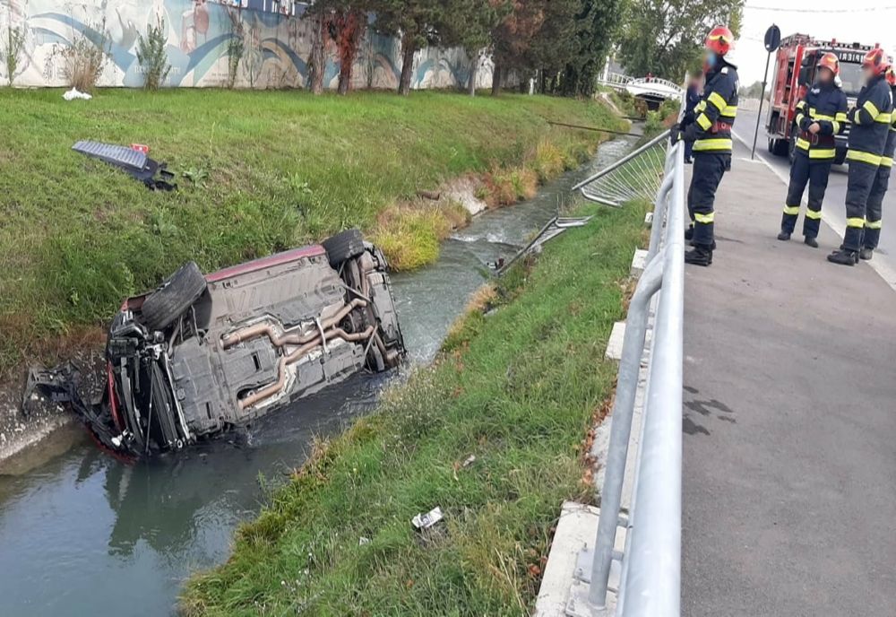 Accident rutier în Târgoviște. Un autoturism s-a răsturnat într-un canal