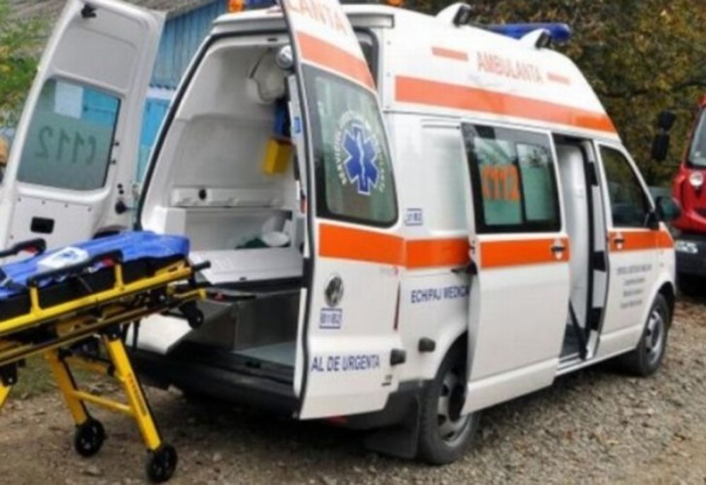 Un bărbat din Dâmbovița a murit după ce a încercat să scoată dintr-un șanț o autoutilitară ce tracta o platformă