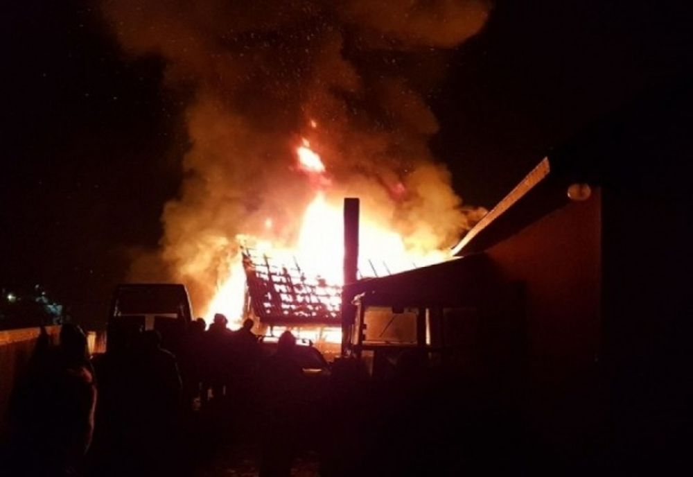 Casă din Moreni, în flăcări. Pompierii au intervenit cu două autospeciale