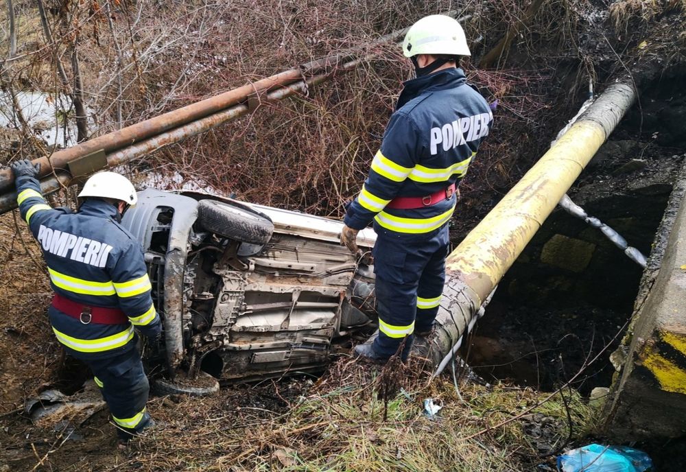 Autoturism răsturnat într-un canal pe DN 71, în Dâmbovița