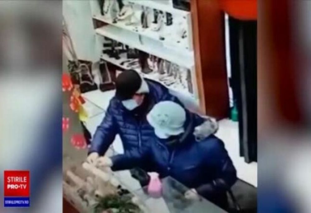 Pensionari din Dâmbovița, acuzați de furturi de bijuterii din mai multe magazine