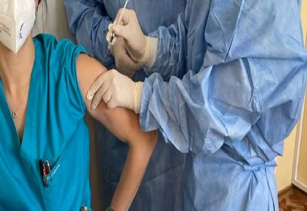 De astăzi te poți vaccina fără programare cu serul AstraZeneca. Platforma de programare arată acum și timpul de așteptare pentru Pfizer și Moderna
