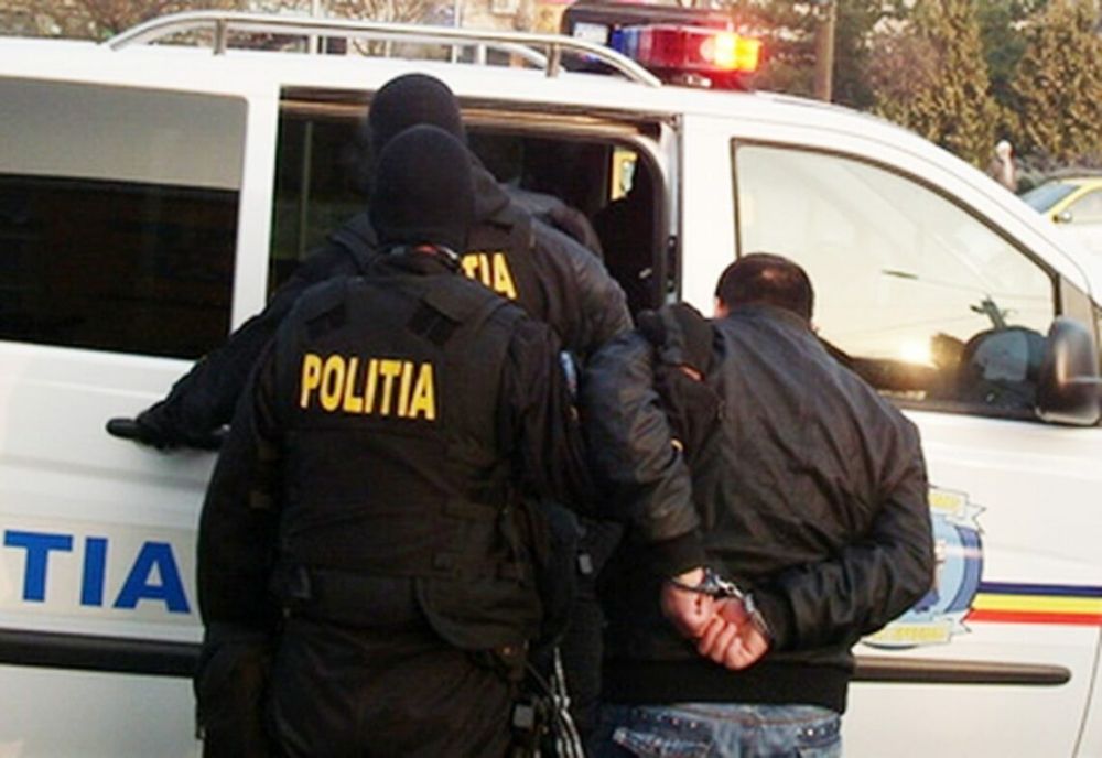Târgoviște: Bărbat de 47 de ani reținut, după ce a șantajat două femei, amenințând că va trimite familiilor imagini indecente, cu acestea