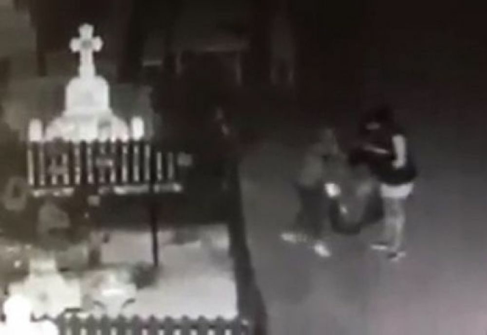 La furat de flori din cimitir, la Răcari! Primarul orașului a făcut publică filmarea