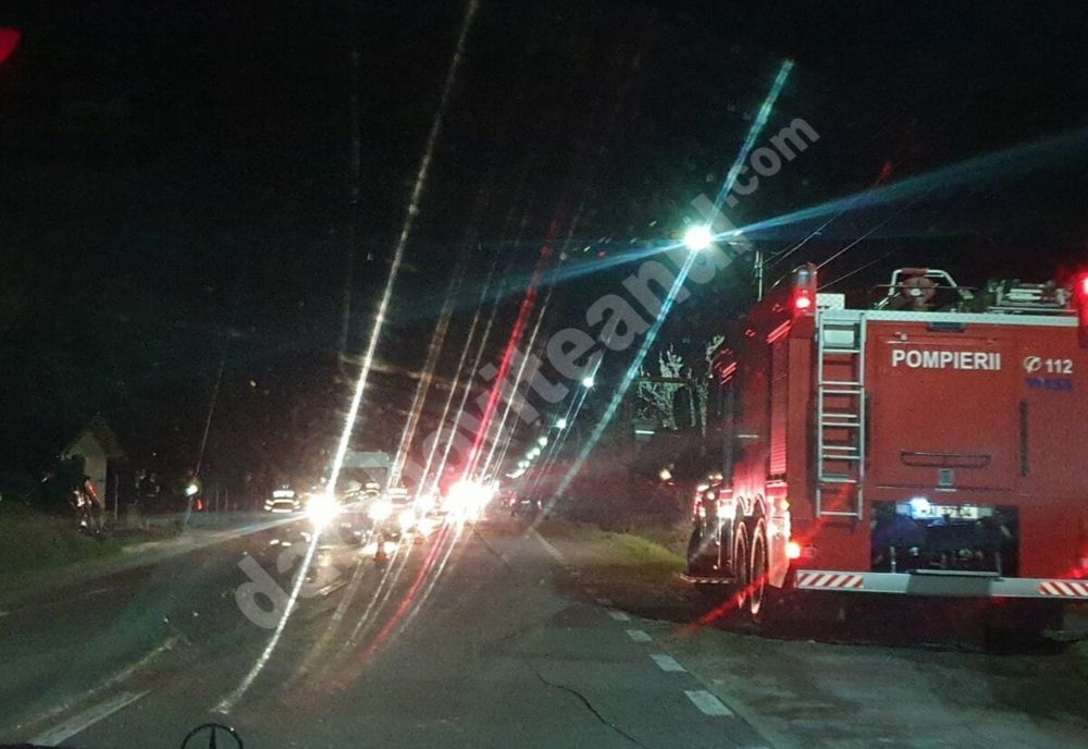 Mașină răsturnată după un accident violent pe DN 72 A. O persoană rănită a ajuns la spital